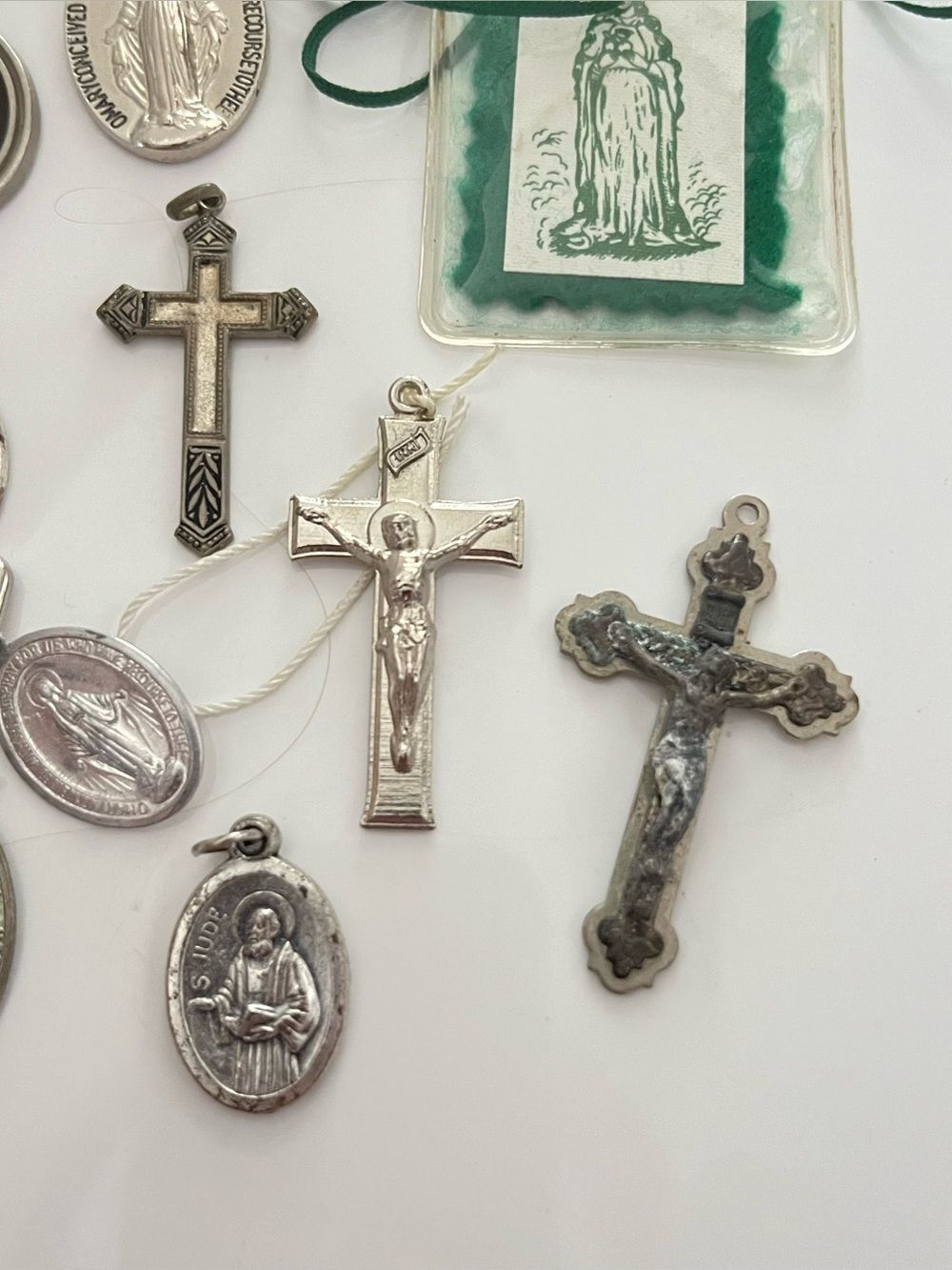Vintage Catholic Religious Medals Saints Crucifix Jewelry Lot - Picture 4 of 6